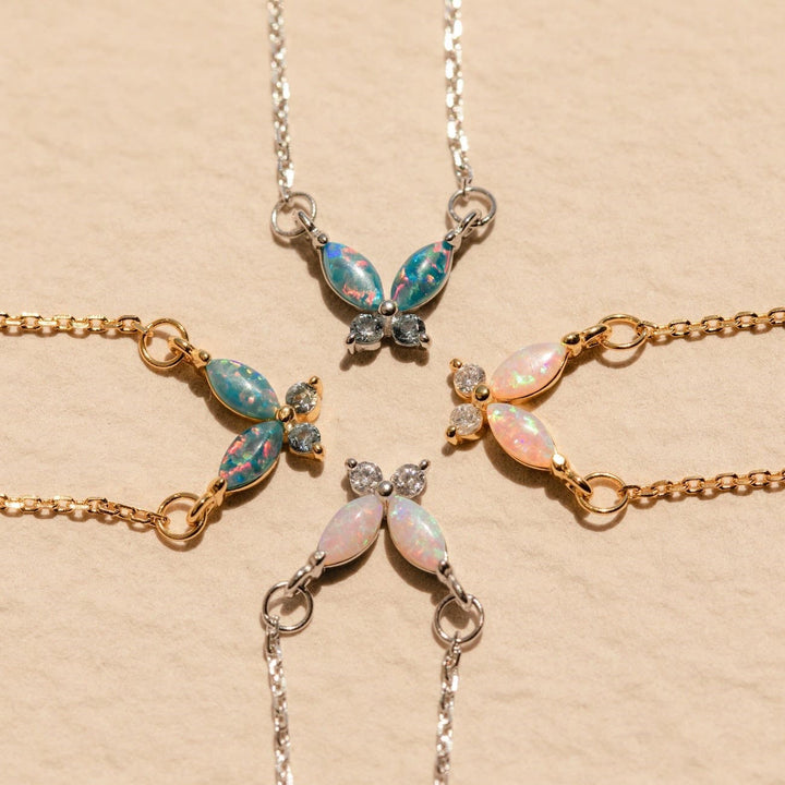 Collier pendentif papillon en acier titane avec opale bleu rose Olivenorma 