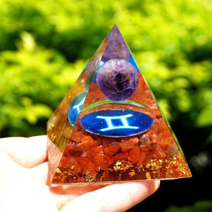 Pyramide d'orgone du zodiaque Gémeaux en améthyste Olivenorma avec agate rouge