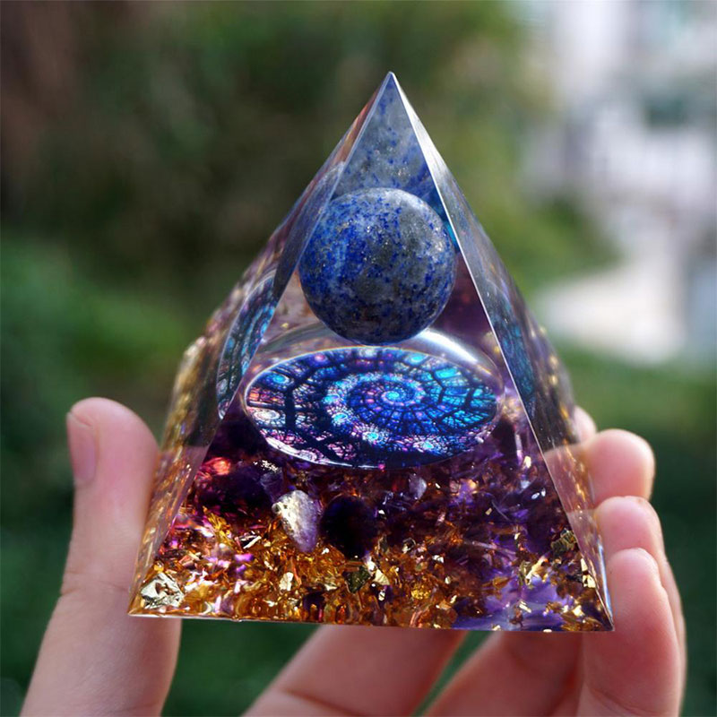 Sphère de lapis-lazuli Olivenorma avec pyramide d'orgone en améthyste 