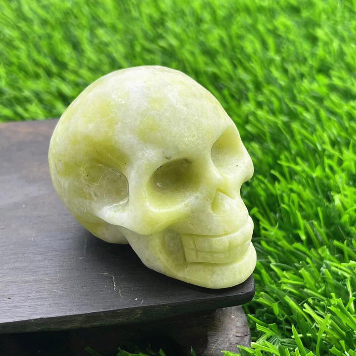 Décoration en pierre précieuse de crâne en cristal naturel sculpté Olivenorma de 5 cm 