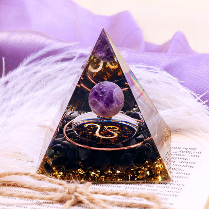 Sphère d'améthyste Olivenorma avec pyramide d'orgone du zodiaque Lion en obsidienne
