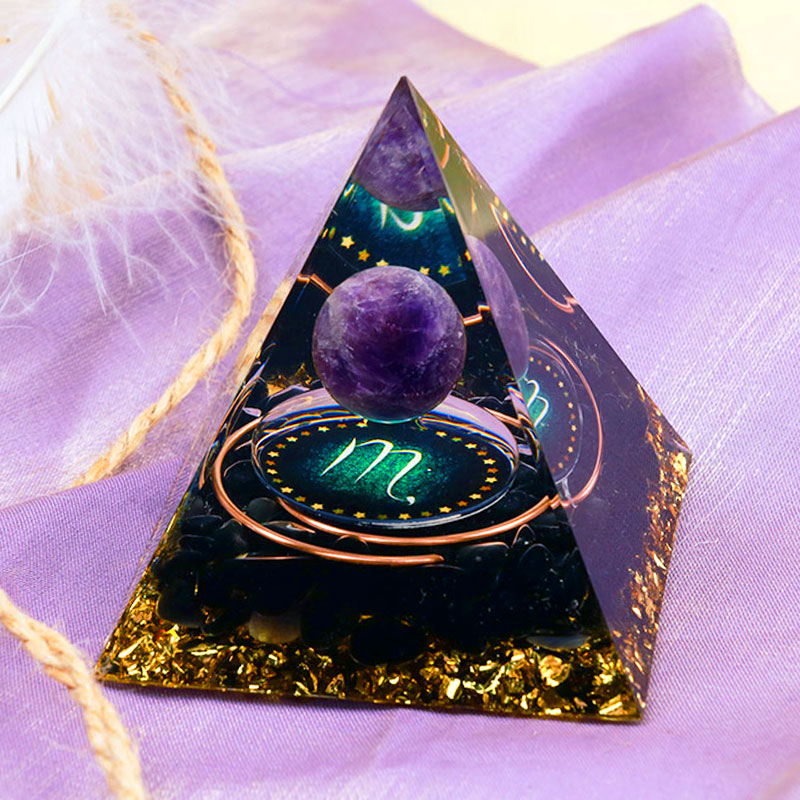 Sphère d'améthyste Olivenorma avec pyramide d'orgone du zodiaque Scorpion en obsidienne