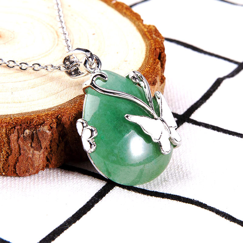 Collier en pierres précieuses avec ailes de papillon en cristal