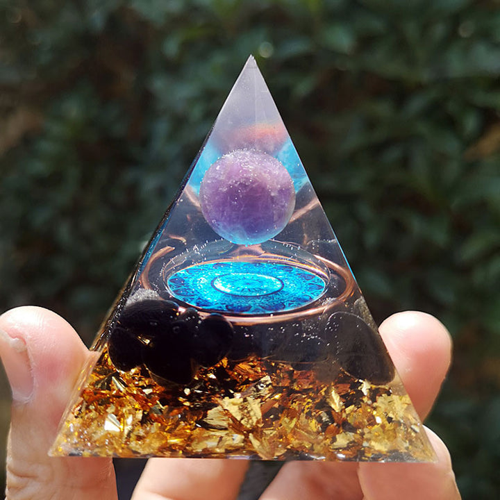 Pyramide d'orgone en améthyste Olivenorma avec tourmaline noire