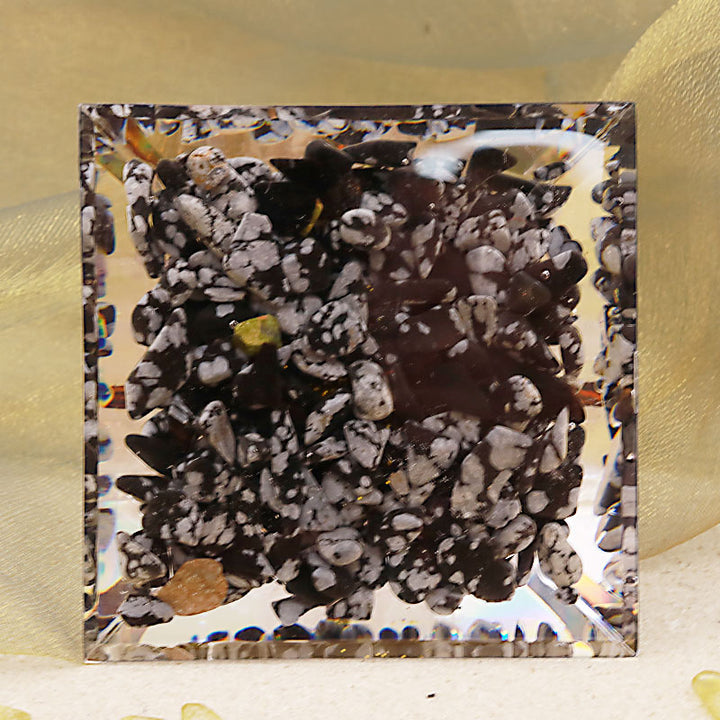 Pyramide d'orgone en quartz rose Olivenorma avec obsidienne flocon de neige