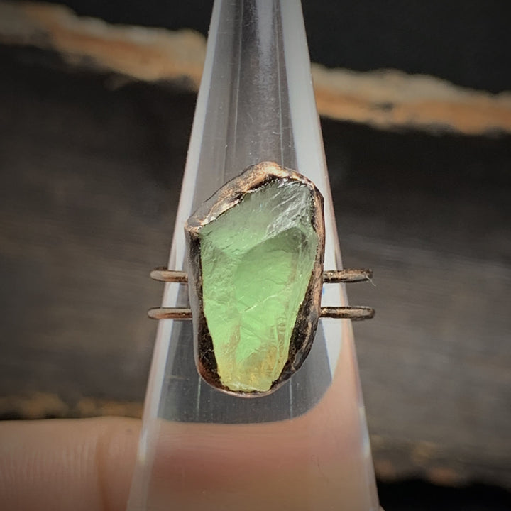 Bague ajustable en pierre brute irrégulière naturelle Olivenorma avec douze pierres de naissance