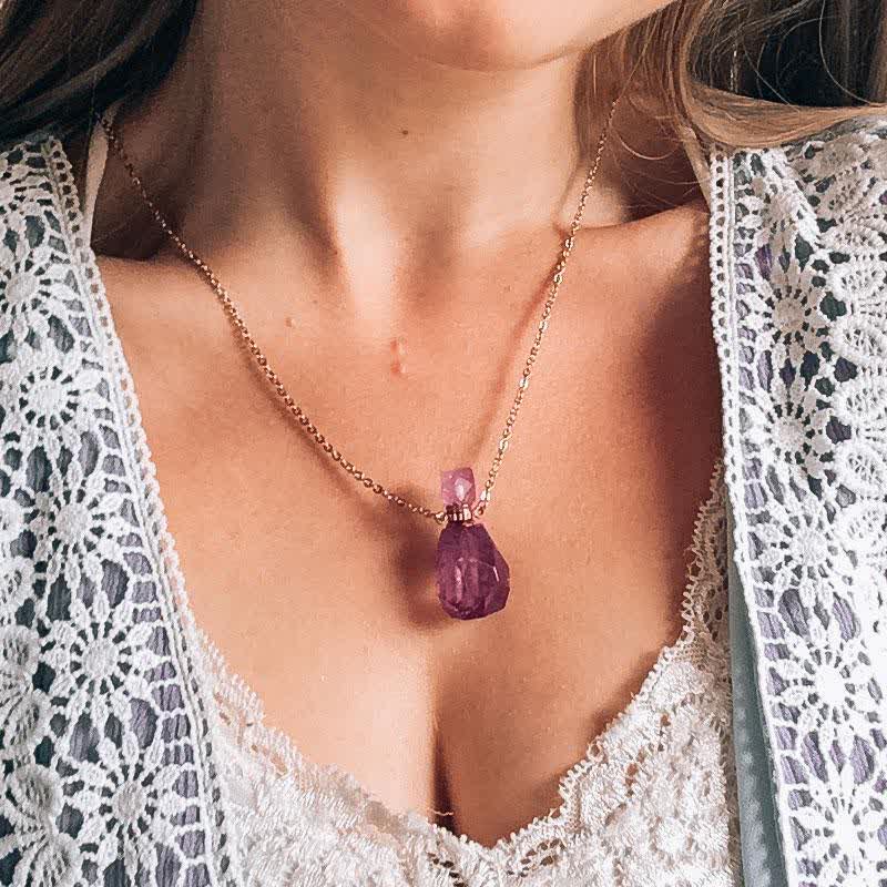 Collier bouteille de parfum en cristal
