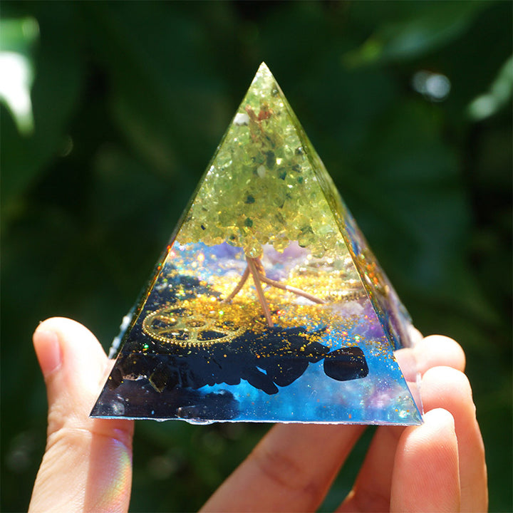 Pyramide d'orgone en améthyste péridot Olivenorma avec tourmaline noire