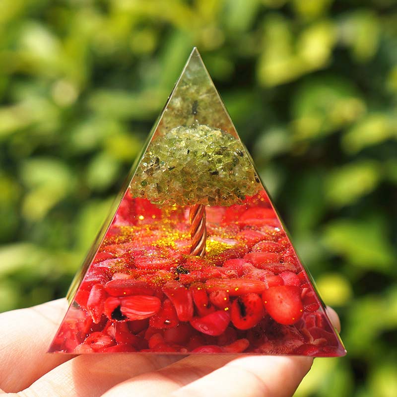 Péridot Olivenorma avec corail rouge Arbre de vie Pyramide d'orgone