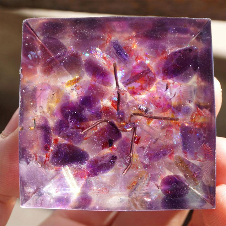 Pyramide d'orgone Olivenorma Tree Of Life en opale rose avec améthyste