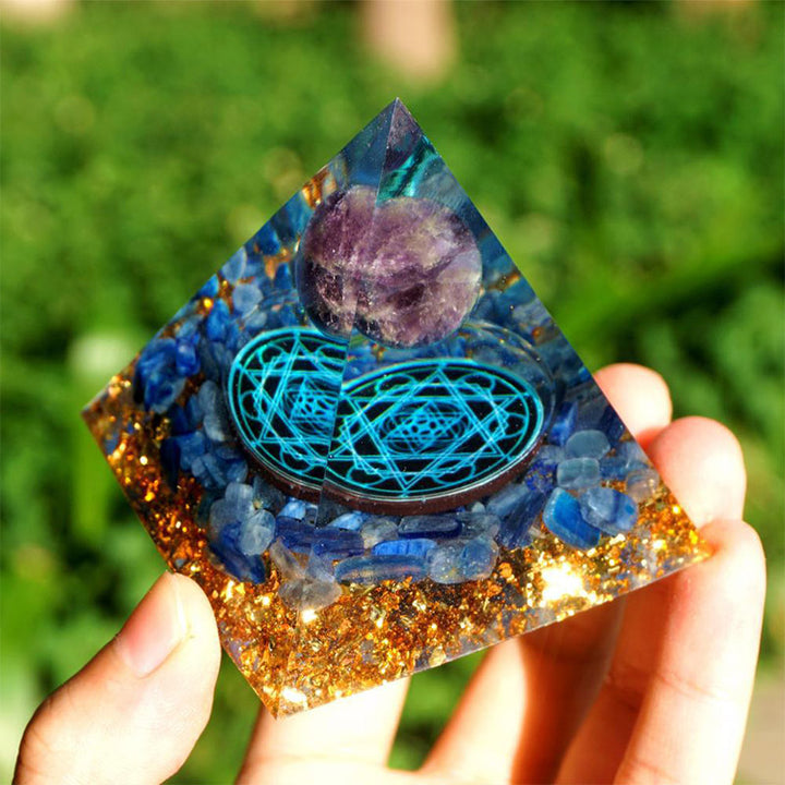 Pyramide d'orgone naturelle en améthyste avec cyanite