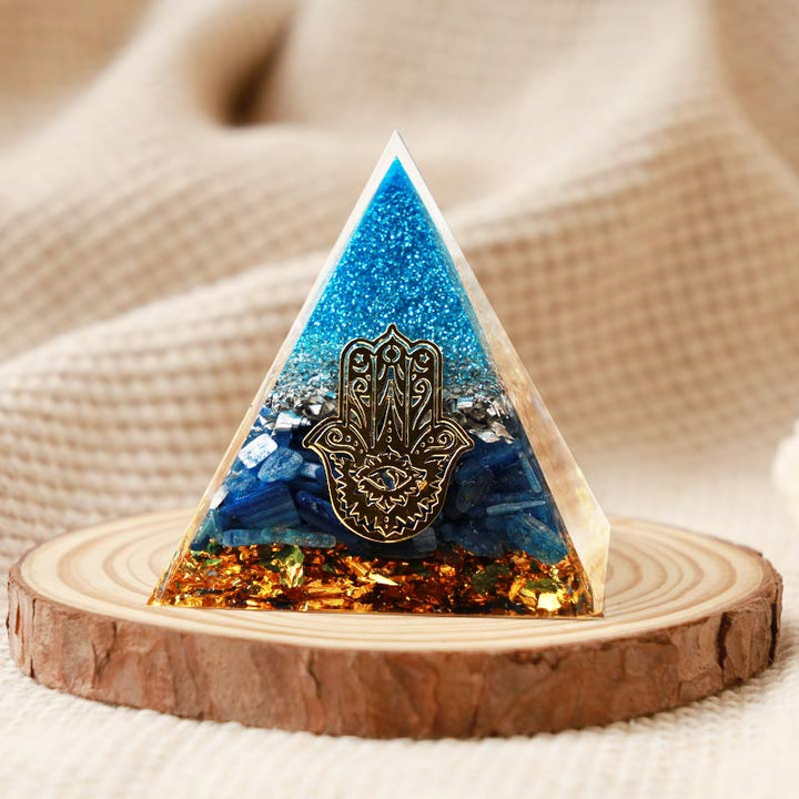 Pyramide d'orgone en kyanite Olivenorma avec protection Hamsa