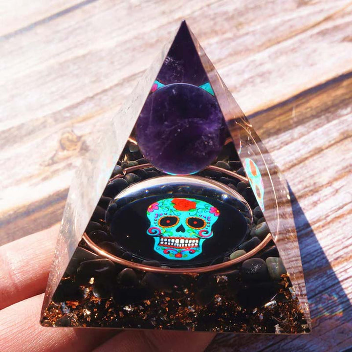 Pyramide d'orgone symbole crâne améthyste et obsidienne Olivenorma