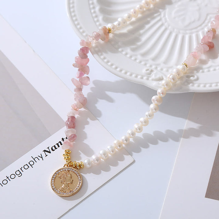 Collier pendentif en feuille de métal avec perle de quartz fraise irrégulière Olivenorma