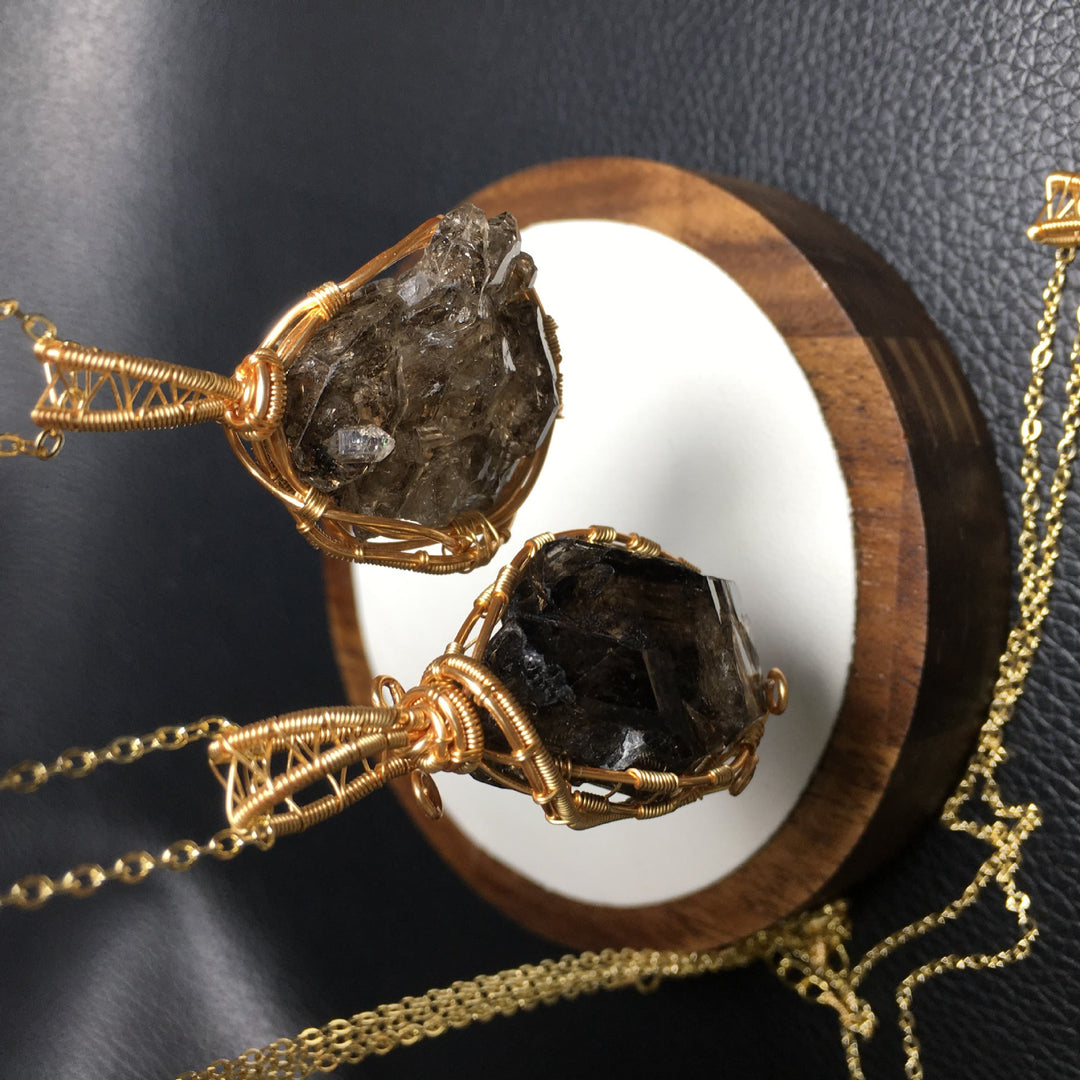 Collier avec pendentif enroulé en fil de cuivre et quartz fumé naturel Olivenorma