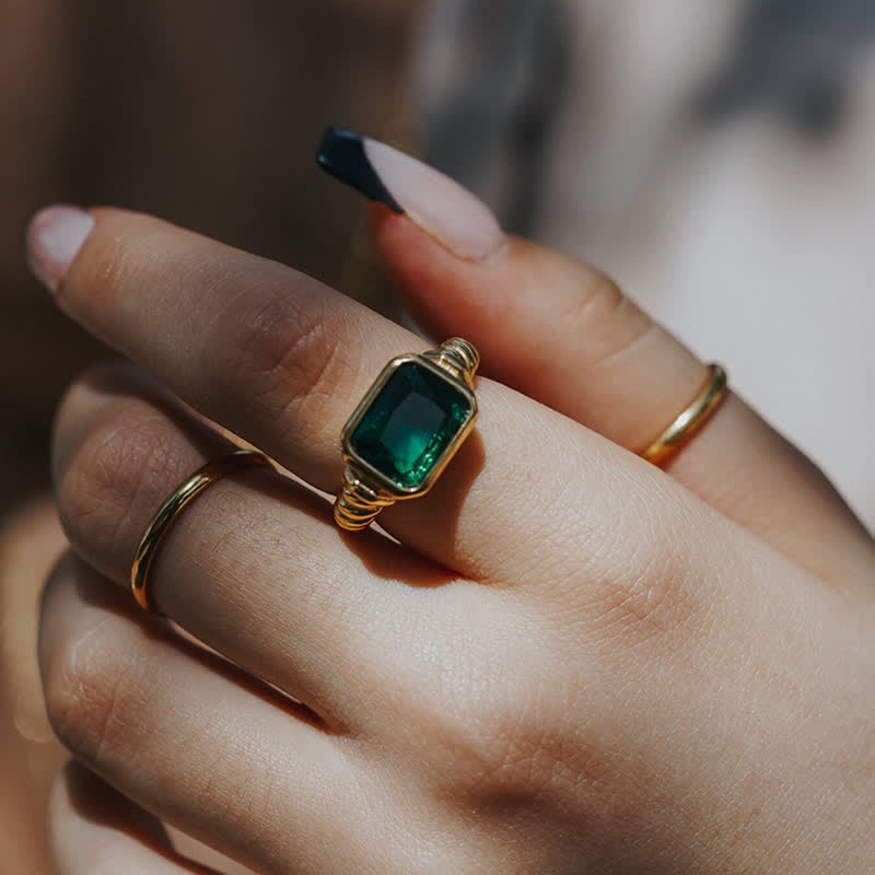 Olivenorma The Fortune Bringers - Bague chevalière en or 18 carats avec émeraude 