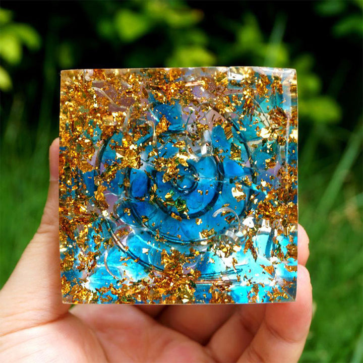 Sphère de cristal d'améthyste Olivenorma avec pyramide d'orgone en quartz bleu
