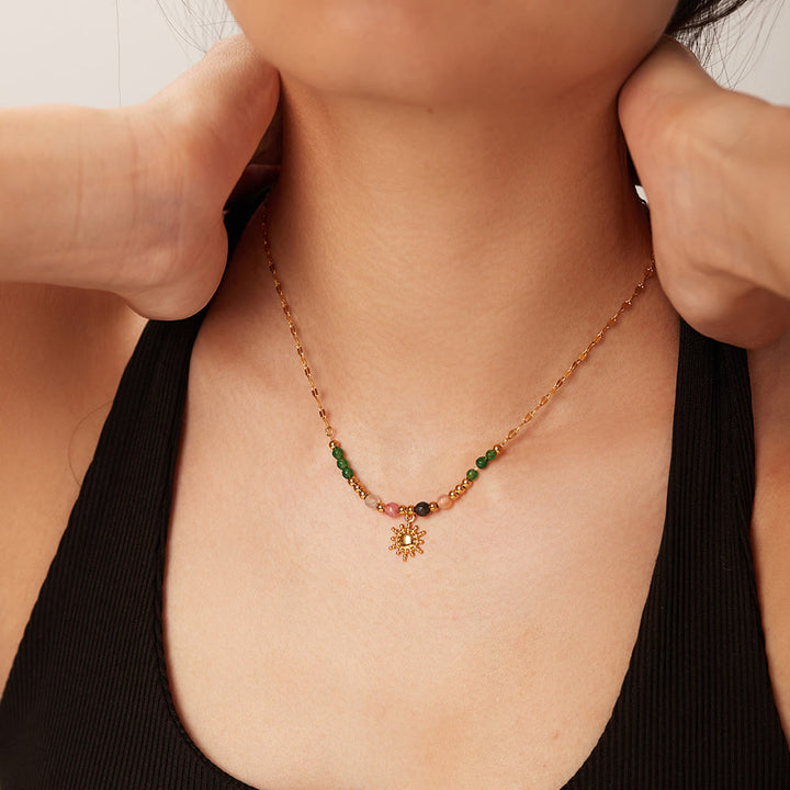 Collier avec pendentif en pierre de soleil émeraude et labradorite Olivenorma 