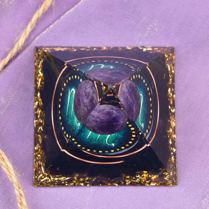 Sphère d'améthyste Olivenorma avec pyramide d'orgone du zodiaque Scorpion en obsidienne