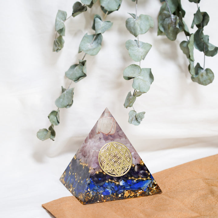 Pyramide d'orgone en cristal d'améthyste transparent de la tour énergétique Olivenorma