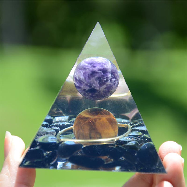 Sphère d'améthyste Olivenorma avec pyramide d'orgone en obsidienne œil de tigre 