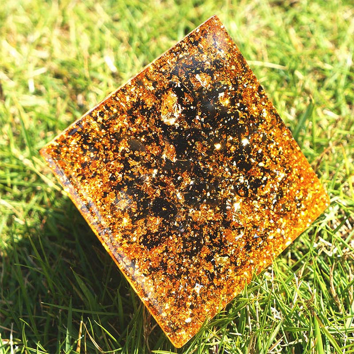 Pyramide d'orgone en quartz rose Olivenorma avec obsidienne 