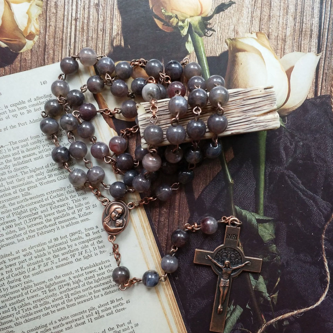 Collier chapelet avec croix en boule acrylique marron Olivenorma 