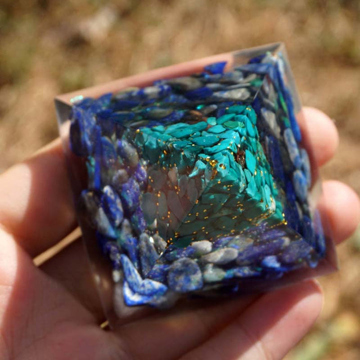 Pyramide d'orgone en lapis-lazuli avec arbre de vie turquoise