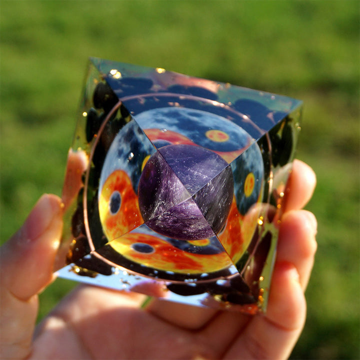 Pyramide orgone équilibrée de la série Yin Yang en améthyste Olivenorma
