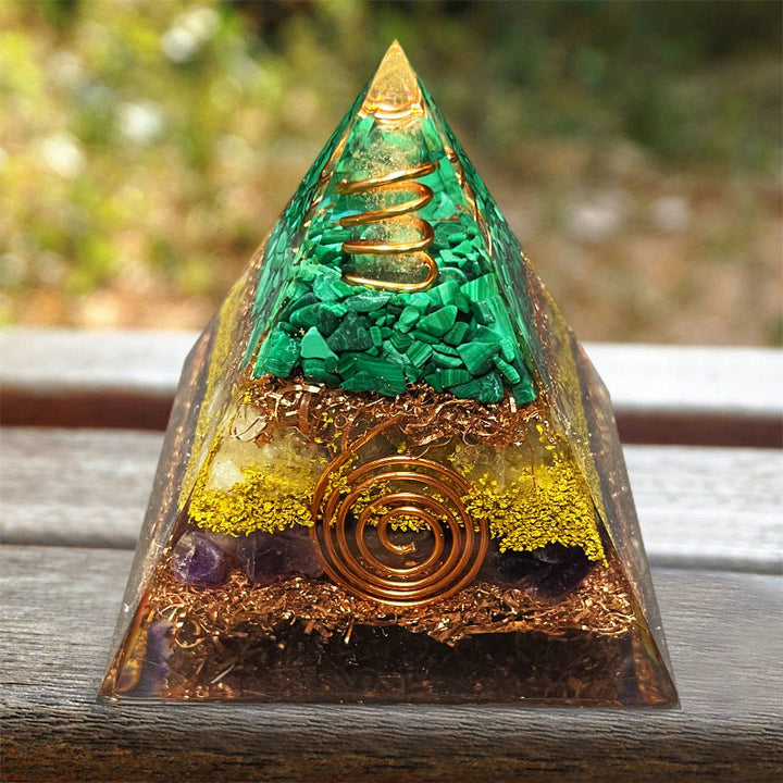 Pyramide d'orgone en malachite et citrine avec améthyste Olivenorma