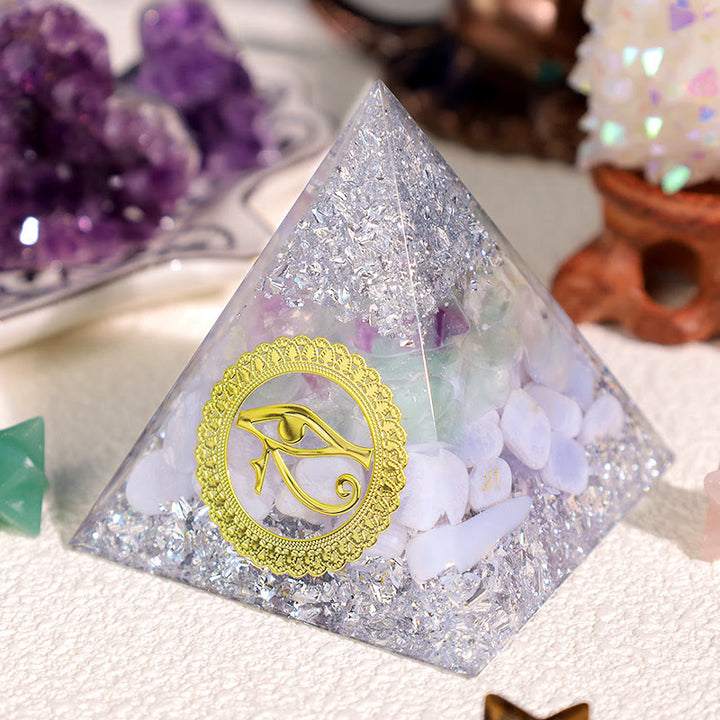 Pyramide d'orgone en calcédoine bleue et fluorite Olivenorma