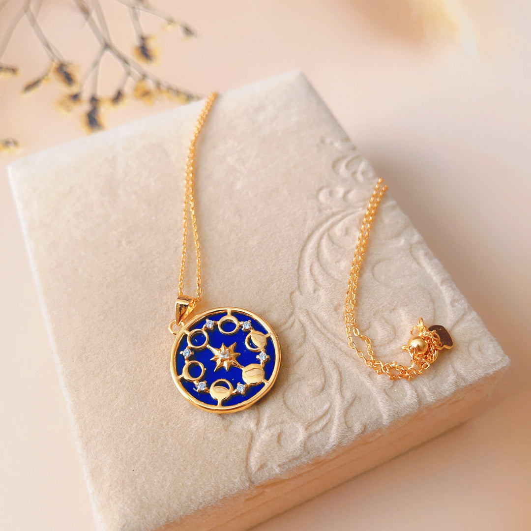 Collier Olivenorma en lapis-lazuli avec huit phases de lune et étoile