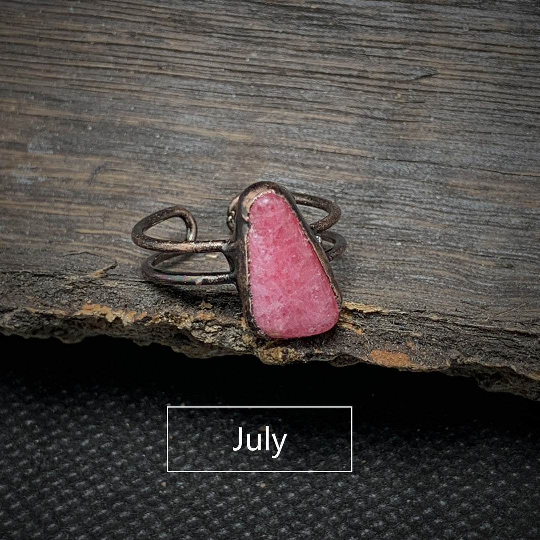 Bague ajustable en pierre brute irrégulière naturelle Olivenorma avec douze pierres de naissance