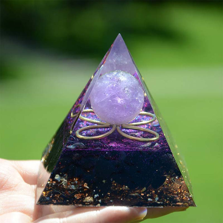 Sphère d'améthyste Olivenorma avec pyramide d'orgone en obsidienne 