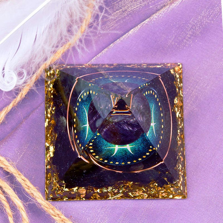 Sphère d'améthyste Olivenorma avec pyramide d'orgone du zodiaque Poissons en obsidienne