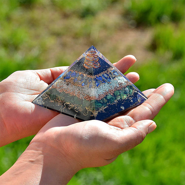 Mazonite Olivenorma avec pyramide d'orgone en jade vert 