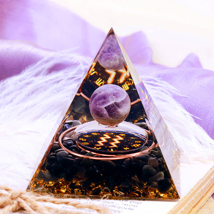 Sphère d'améthyste Olivenorma avec pyramide d'orgone du zodiaque Verseau en obsidienne