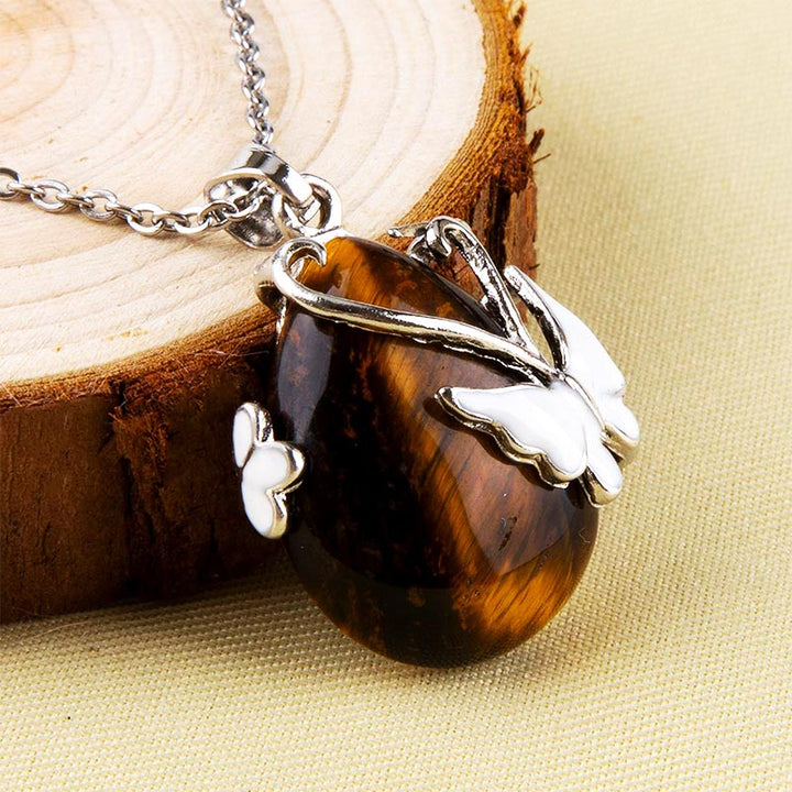 Collier en pierres précieuses avec ailes de papillon en cristal
