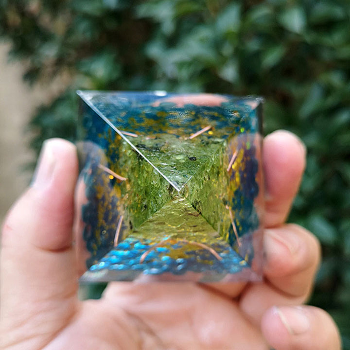 Pyramide d'orgone de l'arbre de vie en aigue-marine et péridot Olivenorma