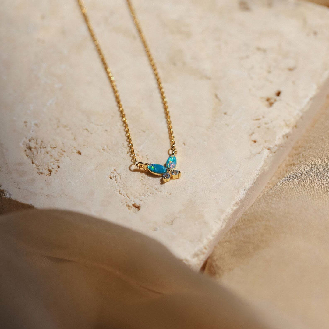Collier pendentif papillon en acier titane avec opale bleu rose Olivenorma 