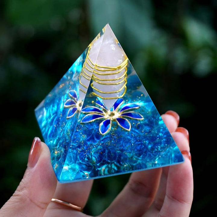 Pyramide orgone en quartz clair calcédoine bleue Olivenorma