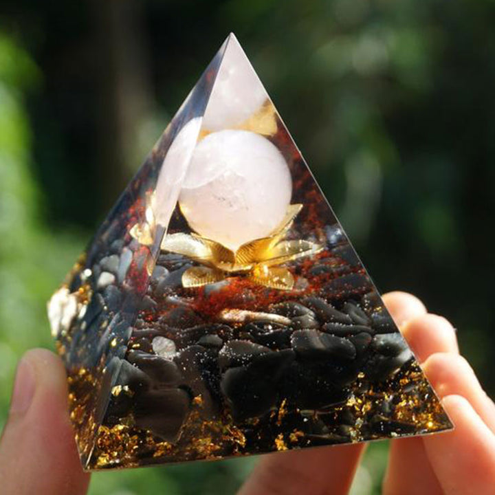 Pyramide orgone en quartz clair et obsidienne avec symbole de lotus Olivenorma