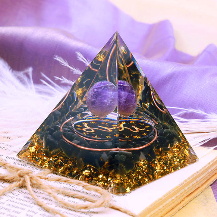 Sphère d'améthyste Olivenorma avec pyramide d'orgone du zodiaque Capricorne en obsidienne