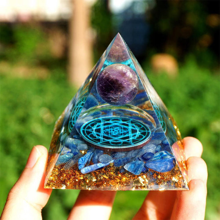 Pyramide d'orgone naturelle en améthyste avec cyanite