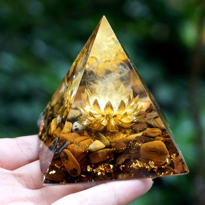Pyramide orgone en cristal transparent avec symbole de lotus et œil de tigre Olivenorma