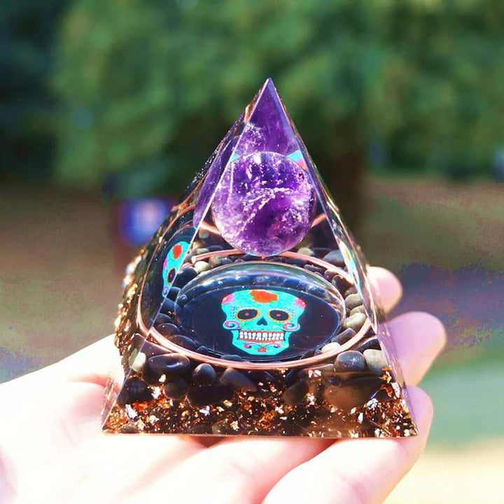 Pyramide d'orgone symbole crâne améthyste et obsidienne Olivenorma