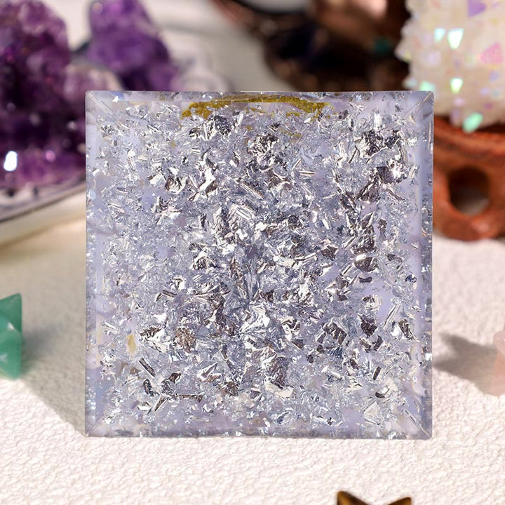 Pyramide d'orgone en calcédoine bleue et fluorite Olivenorma
