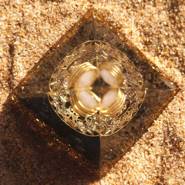 Pyramide d'orgone du dieu de la lumière en obsidienne cristalline transparente Olivenorma