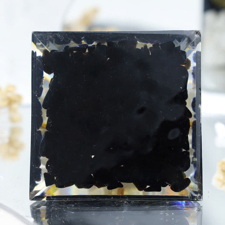 Pyramide d'orgone en jade blanc Olivenorma avec feuille de tourmaline noire