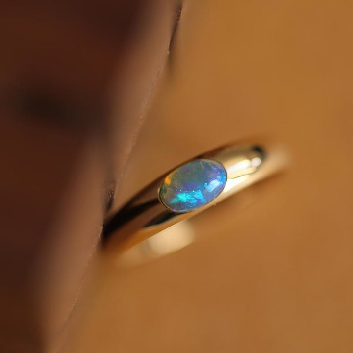 Bague rétro simple en or avec opale bleue ovale Olivenorma